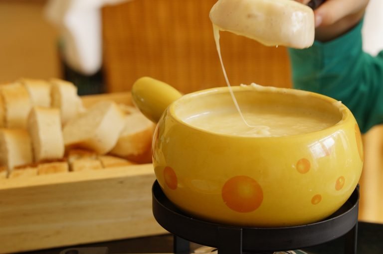 PECORINO NEL COCCIO CALDO, CON FICHI, MIELE E NOCI