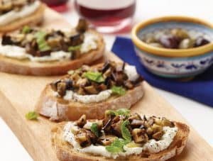 CROSTINI CON FORMAGGIO MIELE E FUNGHI