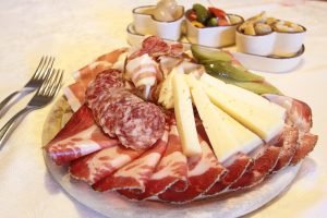 PERE E SPECK CON FRUTTA SECCA E MIELE