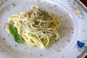 PASTA CON MIELE, NOCI E SPEZIE