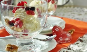 GELATO FIORDILATTE E MIELE CON SALSA DI AMARENE