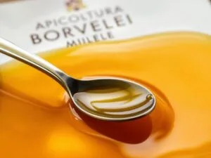 Il cucchiaio di acciaio rovina il miele? Facciamo chiarezza