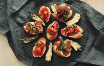 BRUSCHETTE CROCCANTI CON LARDO FUNGHI PORCINI E MIELE DI CASTAGNO